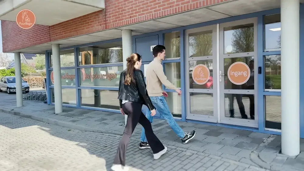 Een stel loopt naar de ingang van Verloskundigen PuurBegin in Kampen